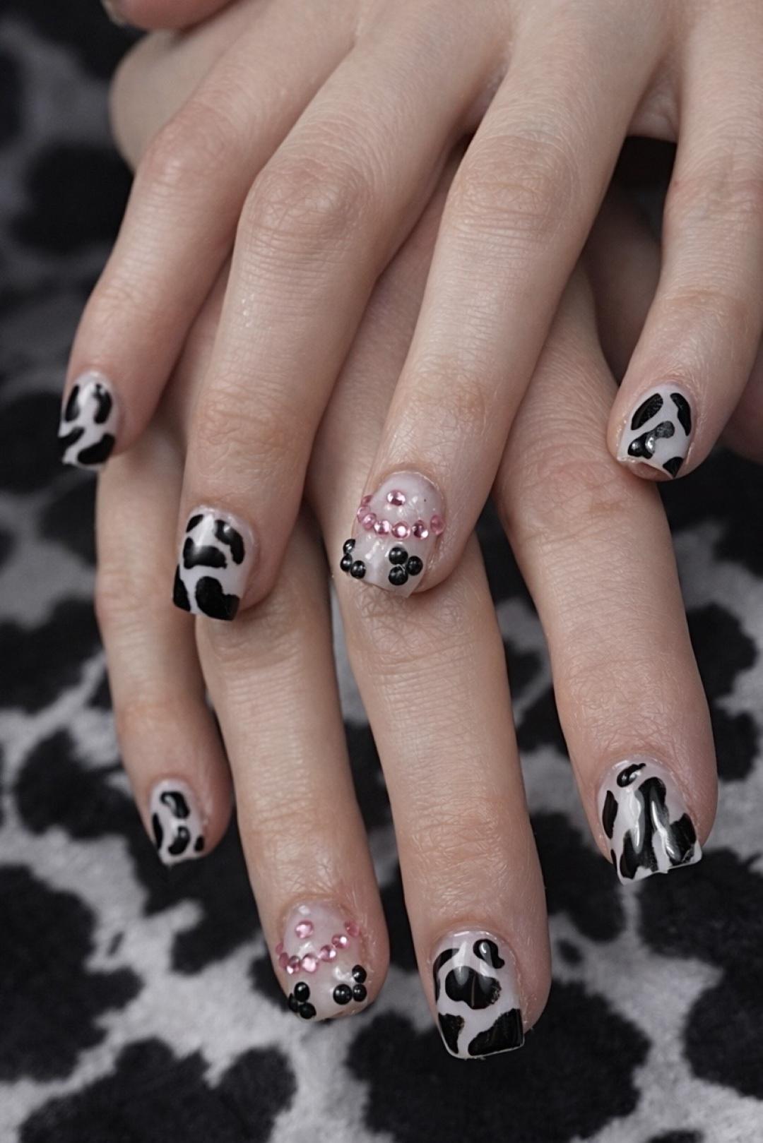 Srednji dizajn - Touch Aesthetic&Medical care, Beograd Ukrašavanje noktiju Nokti Ukrašavanje noktiju, Beograd, Vračar, Čubura, Crveni krst