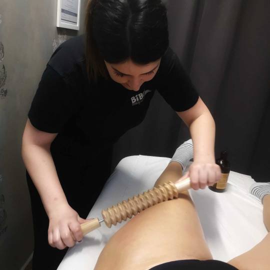 Bibi beauty centar #beograd Anticelulit masaža Maderoterapija  noge + stomak - paket od 10 masaža 