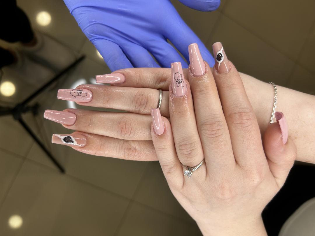 Izlivanje noktiju gelom - L dužina - Mila Beauty Centar, Beograd Izlivanje noktiju Nokti Izlivanje noktiju, Beograd, Bežanijska kosa, Bežanija, Ledine, Surčin