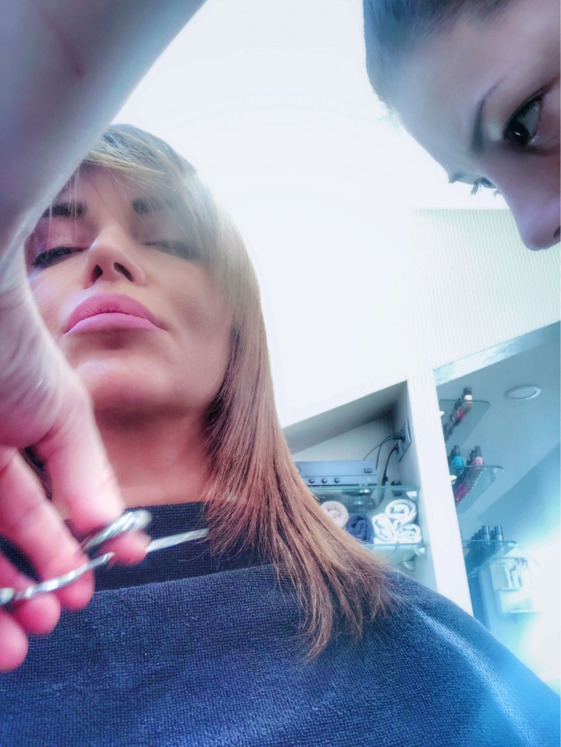 Žensko šišanje + feniranje na ravno / lokne - kratka kosa - Bibi beauty centar, Beograd Šišanje Frizerski saloni Šišanje, Beograd, Banovo brdo