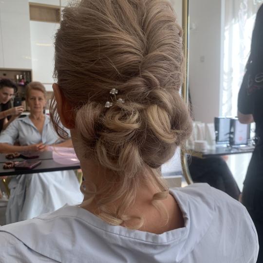 Beauty Industry Women1 #beograd Svečane i frizure za svadbu Svečana frizura - kosa srednje dužine
