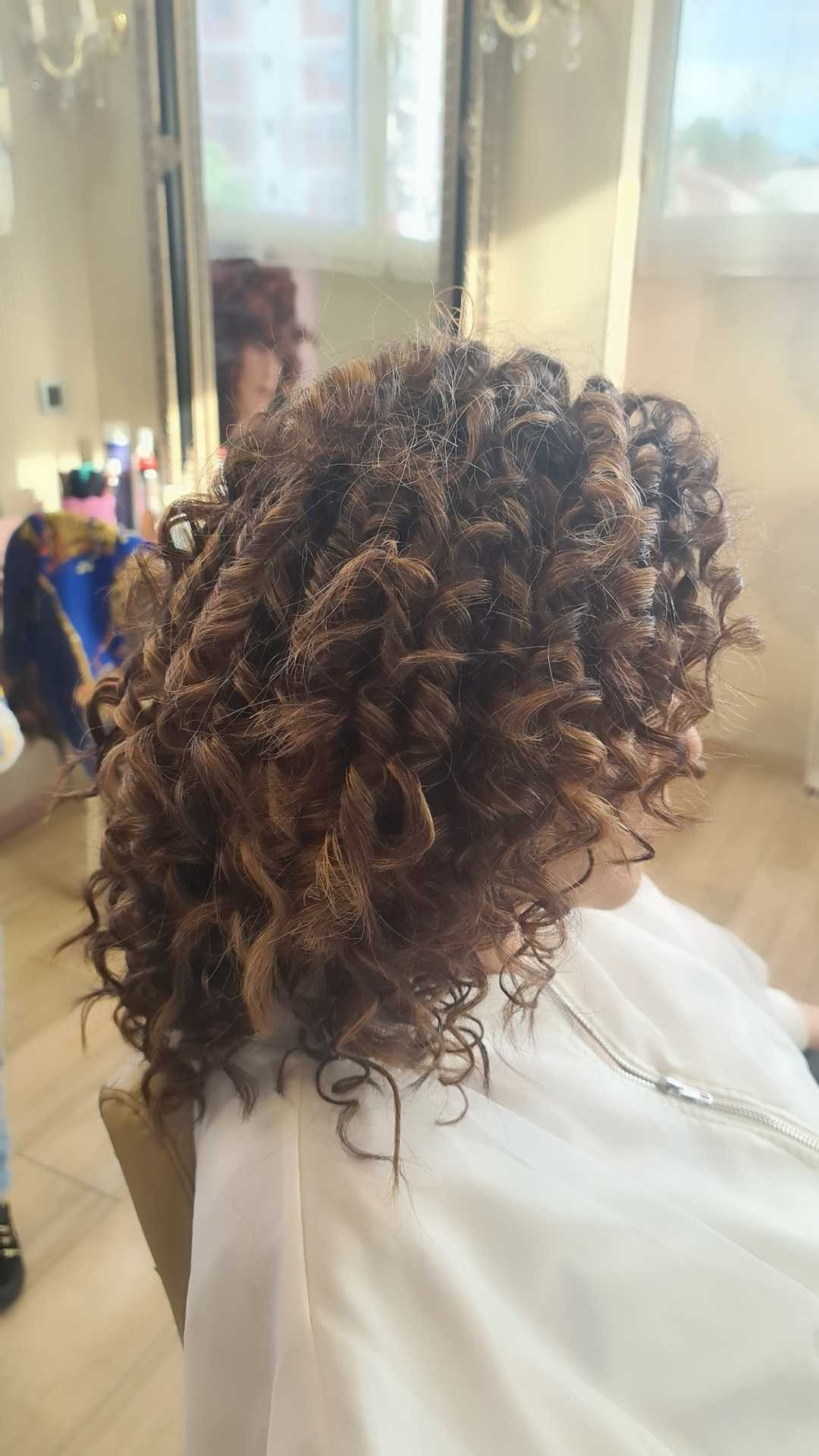 Bibi beauty centar #beograd Uvijanje, lokne i talasi Afro lokne - kosa srednje dužine