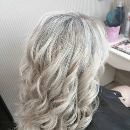 Bibi beauty centar #beograd Feniranje i stilizovanje Feniranje na ravno / lokne - kosa srednje duži