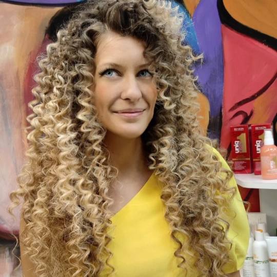 Rič #novisad Uvijanje, lokne i talasi Afro lokne - srednja / duga kosa