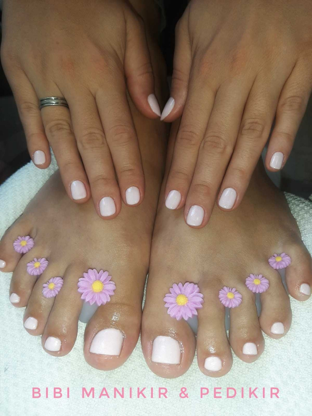 Bibi beauty centar #beograd Estetski pedikir Estetski pedikir + gel lak + manikir + gel lak
