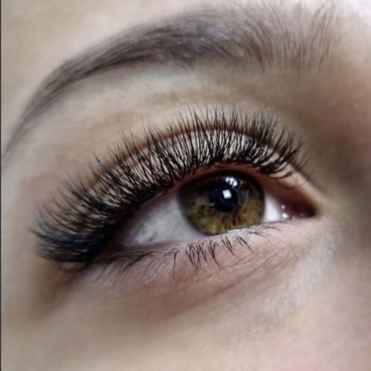 Studio TT #beograd Nadogradnja trepavica Nadogradnja svilenih trepavica - ruski volumen