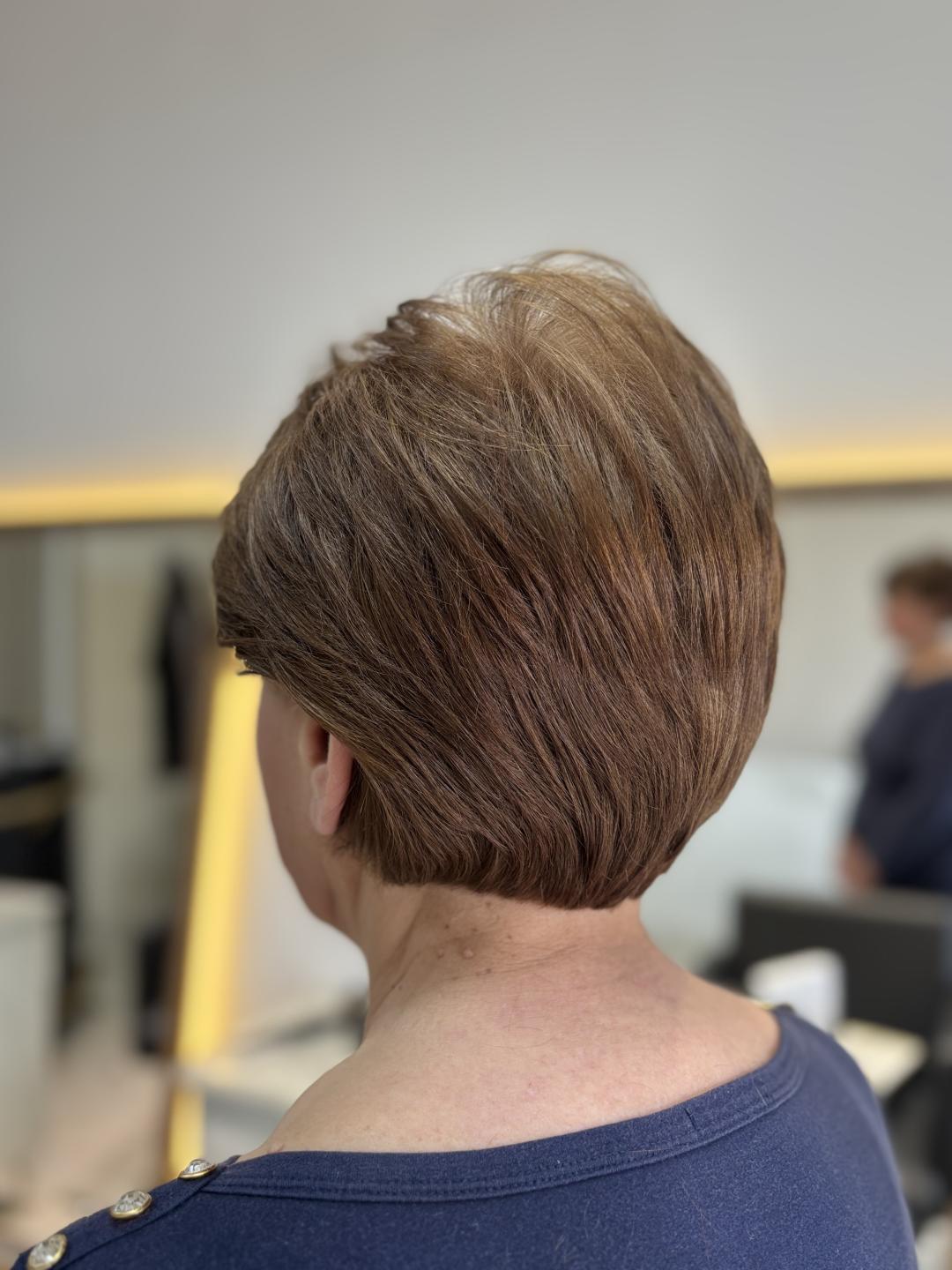 Žensko šišanje + feniranje - kratka kosa - Atelier Kat, Beograd Žensko šišanje Frizerski saloni Žensko šišanje, Beograd, Mirijevo