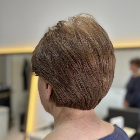 Atelier Kat #beograd Žensko šišanje Žensko šišanje + feniranje - kratka kosa