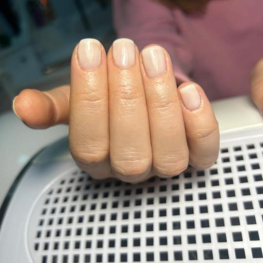 Shishi beauty studio #beograd Manikir Aparaturni manikir + gel lak Mlecni i uredni nokti jer jednost