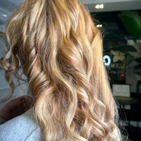 Esthetique Privé #beograd Pramenovi Pramenovi na foliju +Preliv + Feniranje +Šišanje +Black Cavia