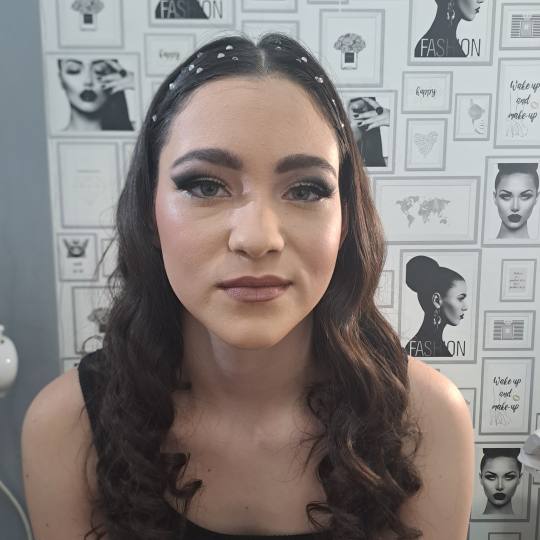 Primadonna Jelena #pancevo Make-up / šminkanje Pofesionalno šminkanje + veštačke trepavice Frizu