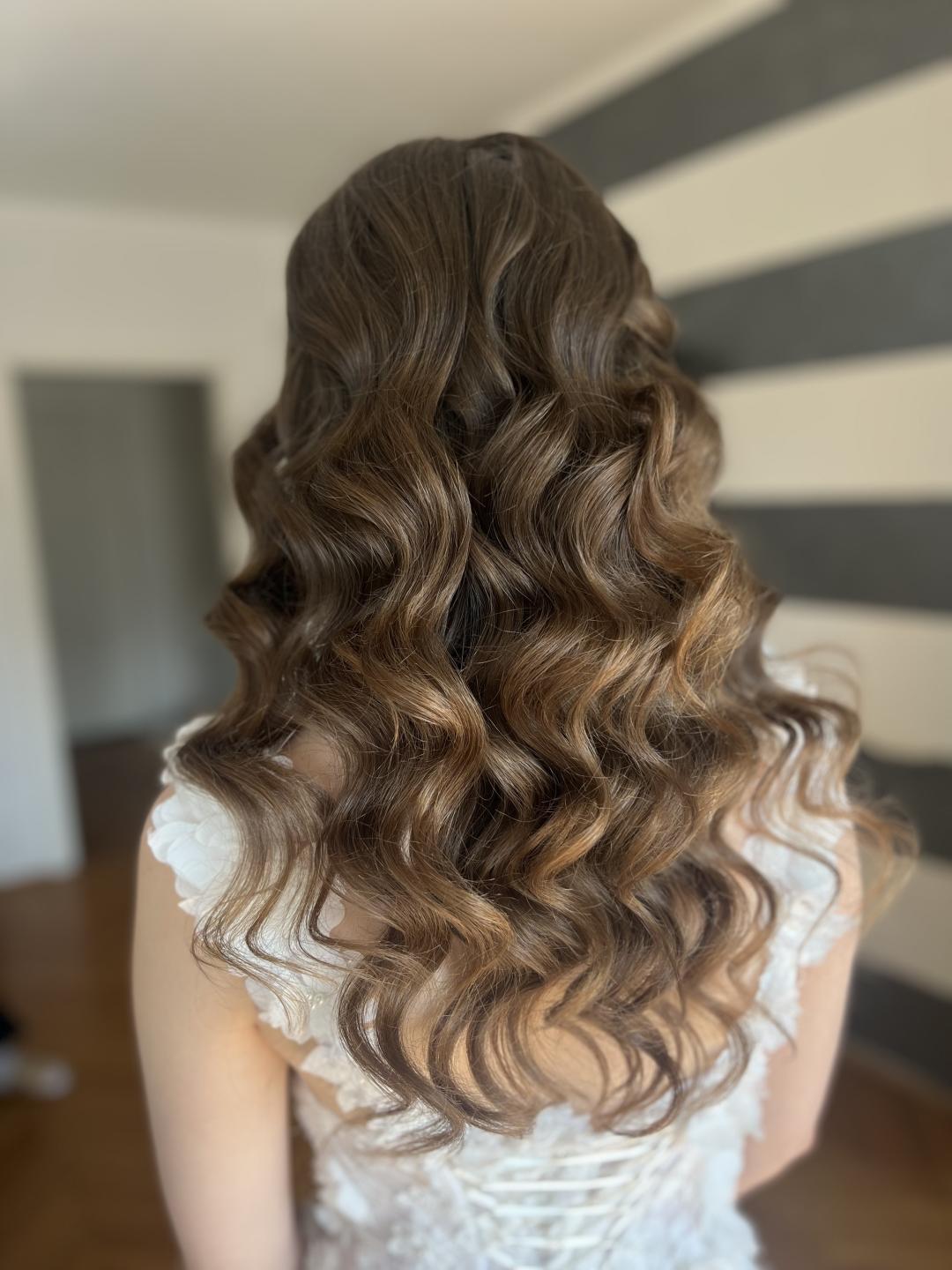 Uvijanje kose na lokne figarom/presom - duga kosa - Pudra beauty, Beograd Feniranje i stilizovanje Frizerski saloni Feniranje i stilizovanje, Beograd, Centar, Stari grad, Dorćol