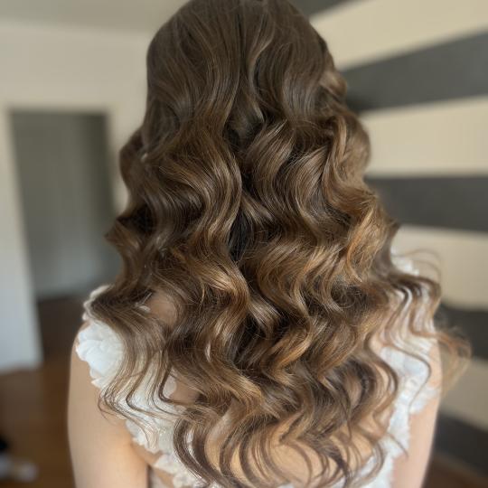 Pudra beauty #beograd Feniranje i stilizovanje Uvijanje kose na lokne figarom/presom - duga kosa