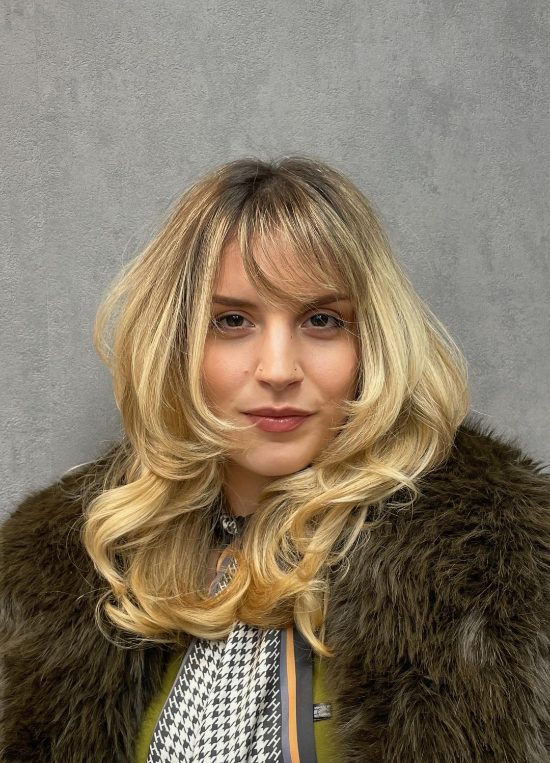 Studio Njegovan #novisad Žensko šišanje Žensko šišanje + feniranje na ravno / lokne / talase - duga kosa