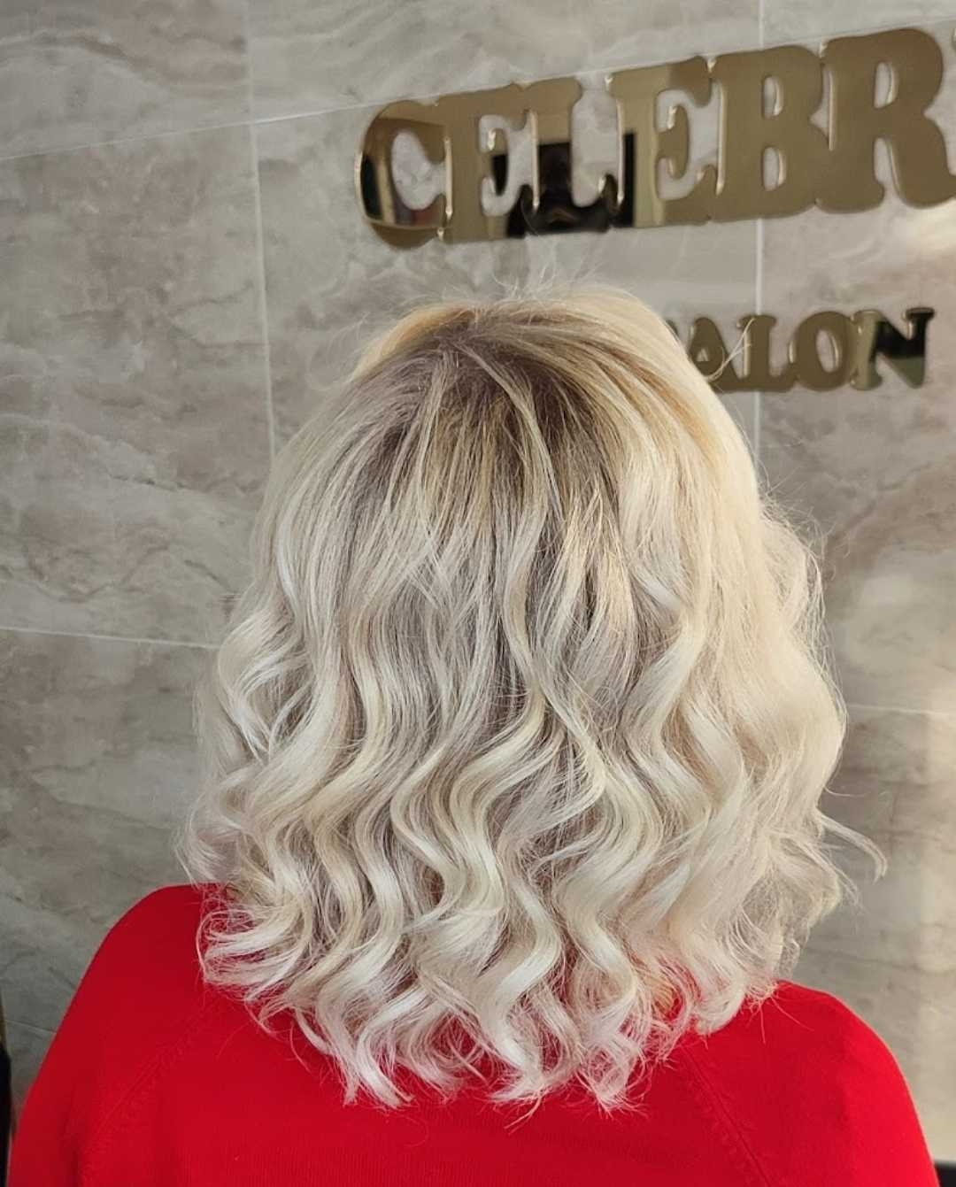 Salon Celebrity Lauren #beograd Feniranje i stilizovanje Feniranje na talase - kosa srednje dužine