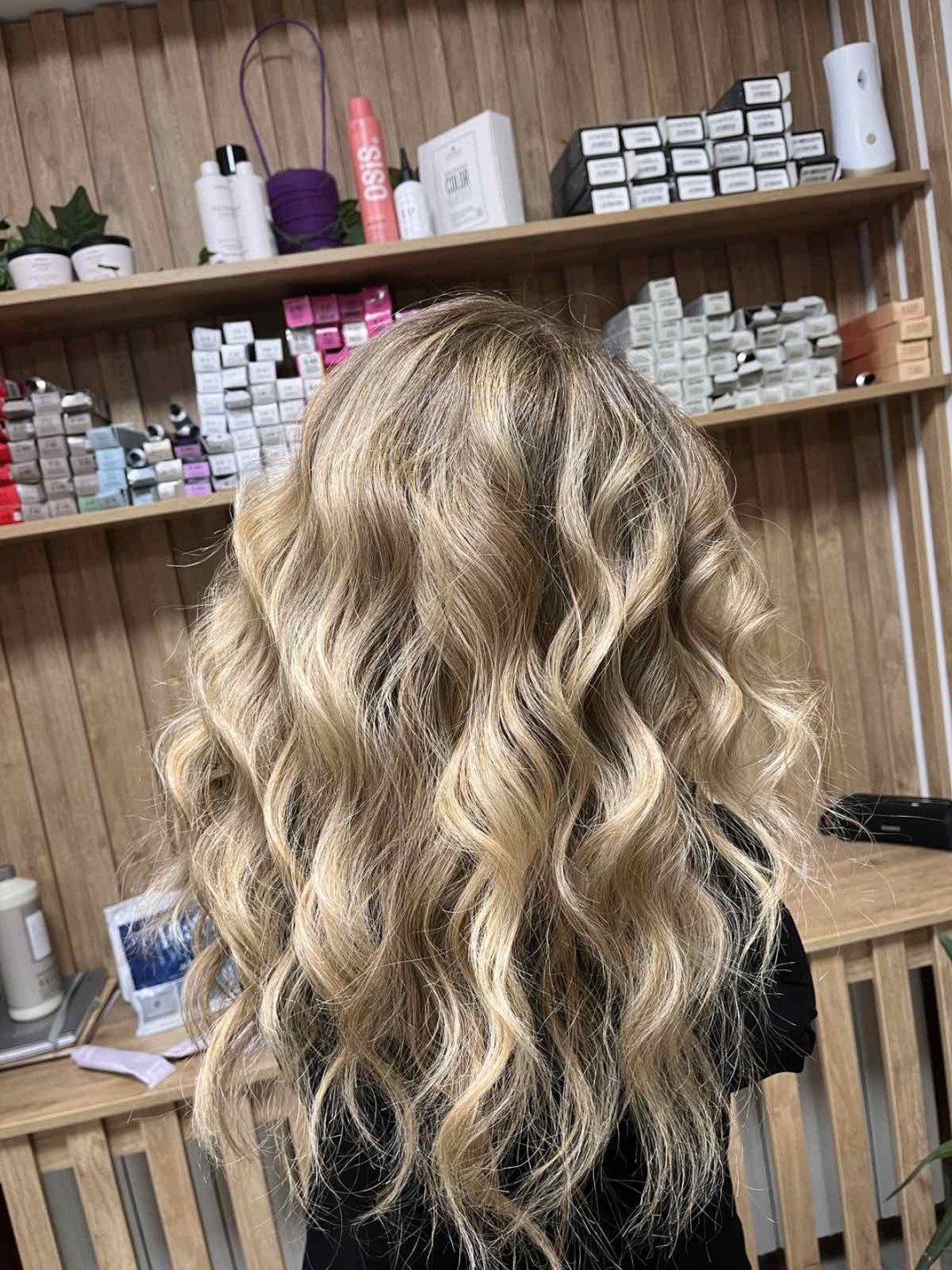 Feniranje na ravno / lokne - duga kosa - Jelena Marinković, Beograd Feniranje i stilizovanje Frizerski saloni Feniranje i stilizovanje, Beograd, Zemun Gornji grad, Zemun polje, Altina, Galenika, Batajnica