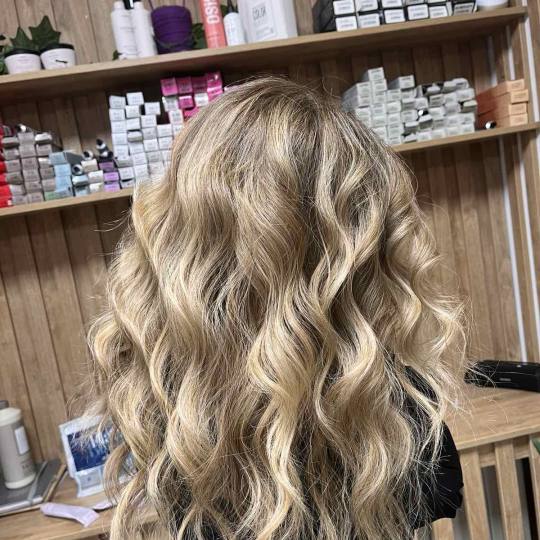 Jelena Marinković #beograd Feniranje i stilizovanje Feniranje na ravno / lokne - duga kosa Frizersk