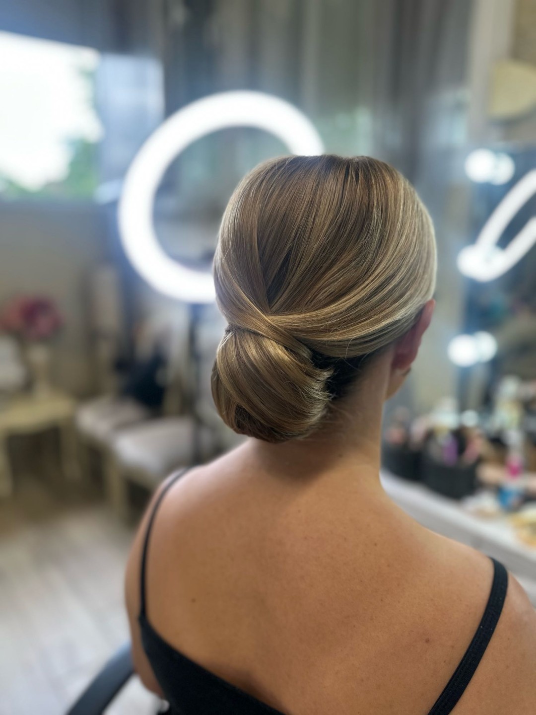 Punđa - sve dužine kose - Bibi beauty centar, Beograd Pletenice, kike, punđe Frizerski saloni Pletenice, kike, punđe, Beograd, Banovo brdo
