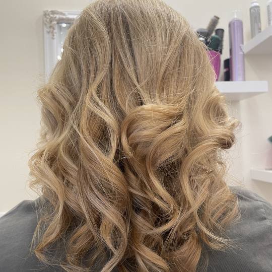 Amelie Hair and Beauty #beograd Feniranje i stilizovanje Feniranje na lokne / talase - kosa srednje 