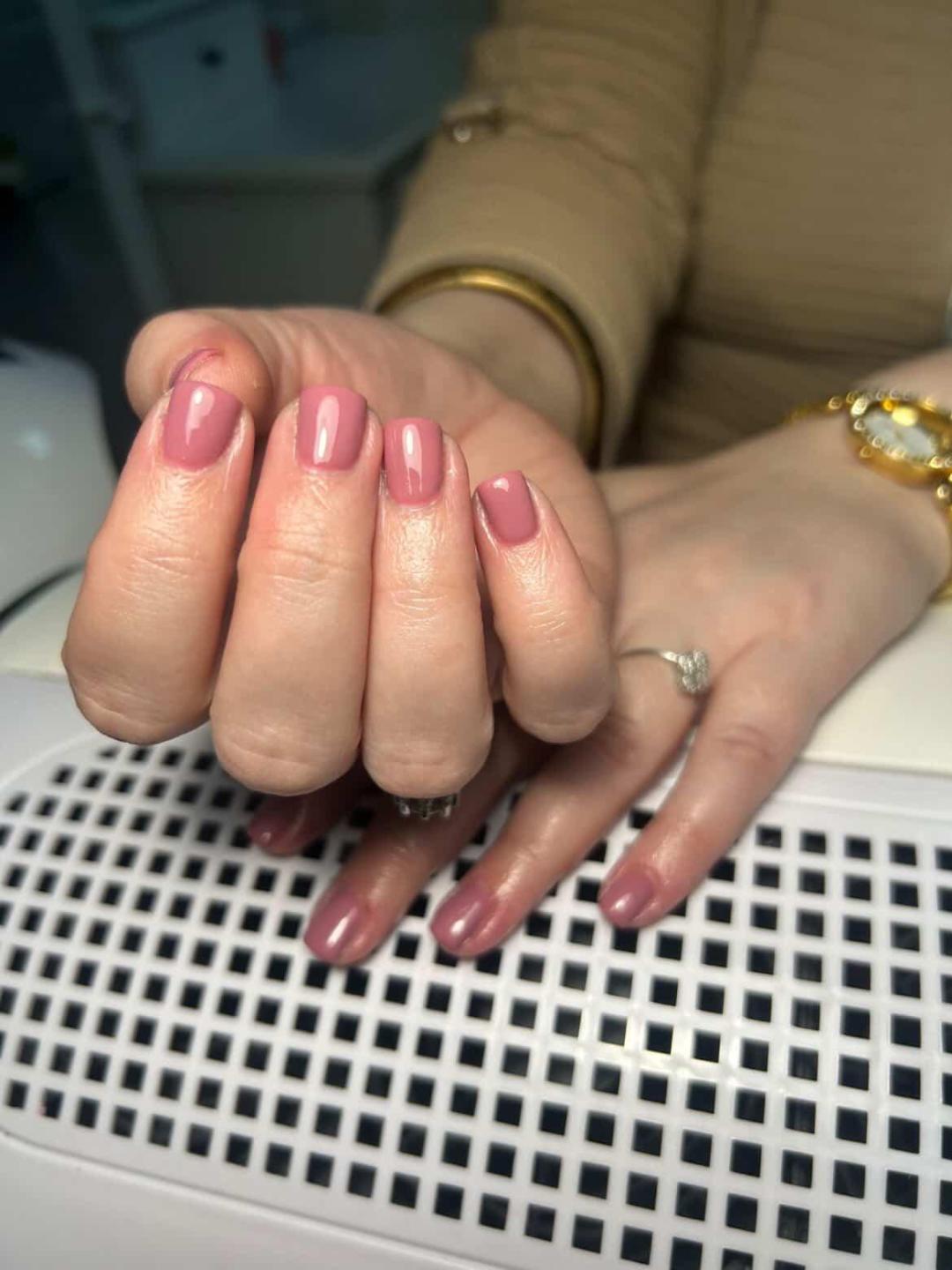 Ojačavanje prirodnih noktiju gelom - S dužina - Shishi beauty studio, Beograd Ojačavanje noktiju Nokti Ojačavanje noktiju, Beograd, Centar, Stari grad, Dorćol