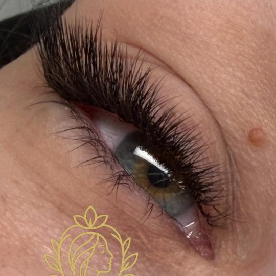 La Hermosa Beauty Studio #beograd Nadogradnja trepavica Nadogradnja svilenih trepavica - ruski volum