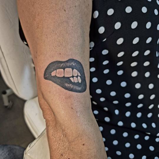 Krispy tattoo & nails #beograd Ostalo Tetovaža 5 x 5 cm - crno-bela Tetovaža usne-crno bela