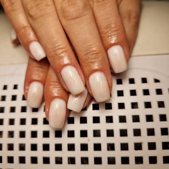 Butik Lepote #beograd Ojačavanje noktiju Ojačavanje prirodnih noktiju Rubber bazom + aparatno sre