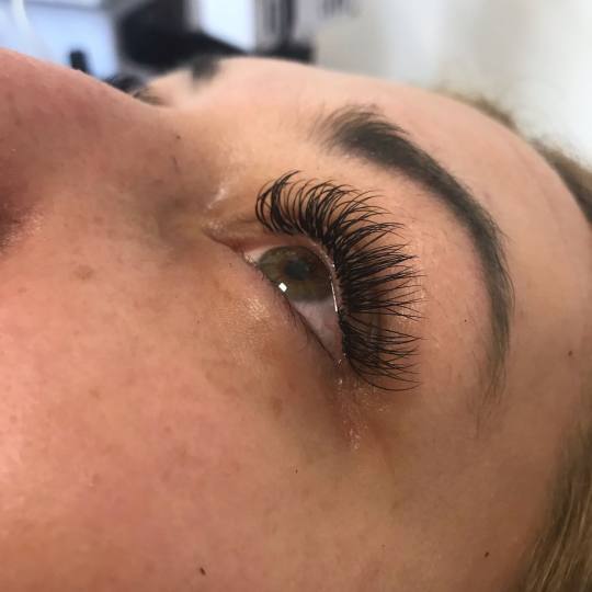 Estetic star by Maya #beograd Nadogradnja trepavica 1na1 Nadogradnja svilenih trepavica - metoda 1 n
