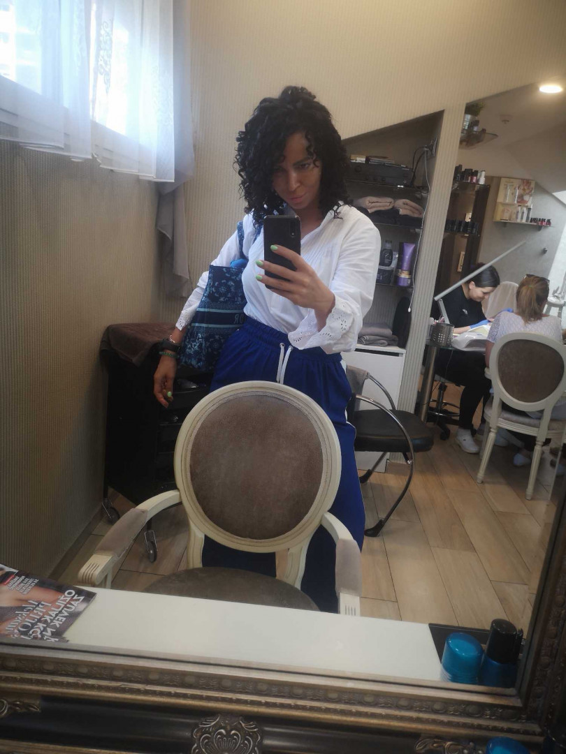 Bibi beauty centar #beograd Uvijanje, lokne i talasi Afro lokne - kosa srednje dužine