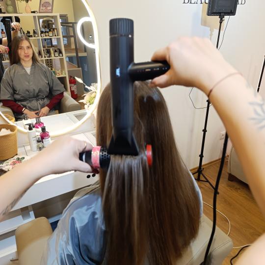 Colore beauty Lab #beograd Pranje kose Pranje + feniranje kose - duga kosa