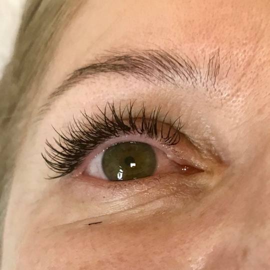 Estetic star by Maya #beograd Nadogradnja trepavica 1na1 Nadogradnja svilenih trepavica - metoda 1 n