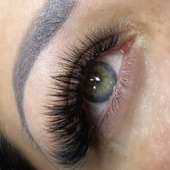 Nini beauty studio #beograd Nadogradnja trepavica Nadogradnja trepavica - ruski volumen