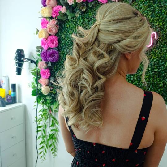 Princess beauty #nis Farbanje kose Svečana frizura - Lokne - duga kosa