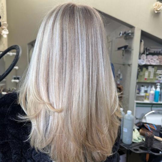 Bibi beauty centar #beograd Pramenovi Pramenovi na foliju u 1 / 2 boje / blanšem + olaplex+ preliv 