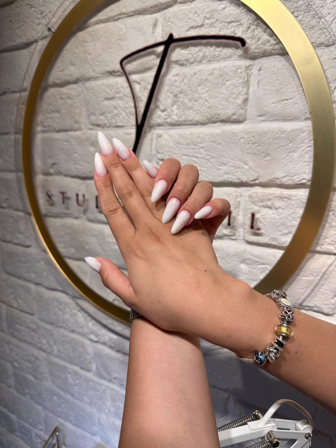 T studio nail #beograd Izlivanje noktiju Izlivanje noktiju gelom - M dužina