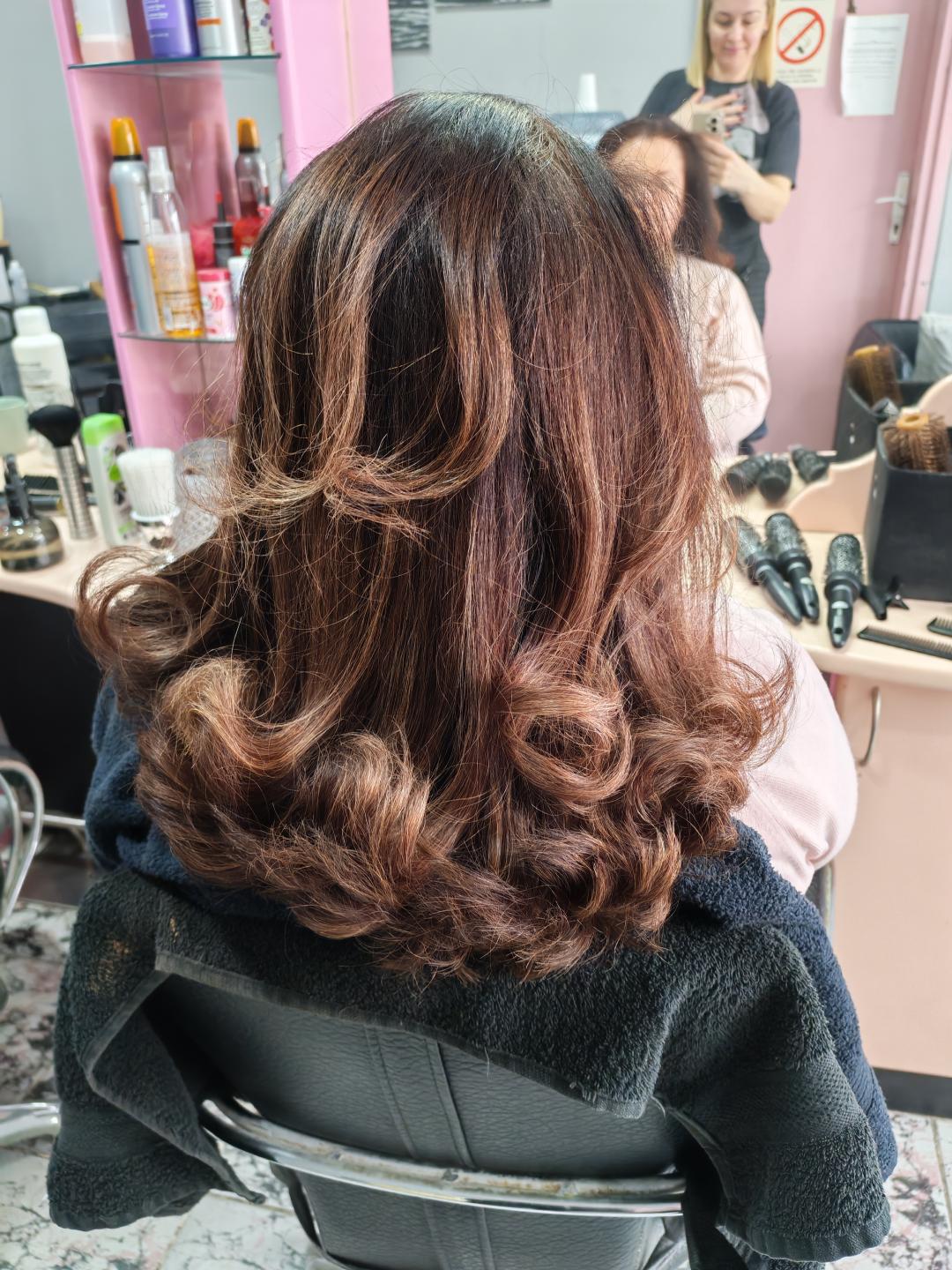 Žensko šišanje - ekstra duga kosa - Beauty Line-M, Novi Sad Žensko šišanje Frizerski saloni Žensko šišanje, Novi Sad, Grbavica, Liman, Adamićevo