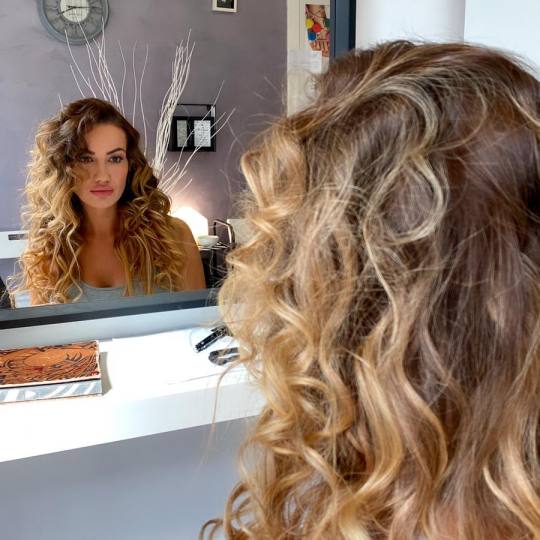 Salon Klinik #beograd Pranje kose Pranje kose + lokne na figaro - duga kosa Lokne na figaro