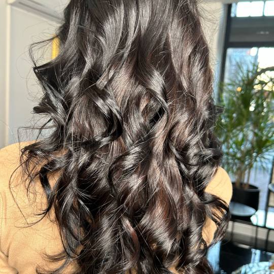 Esthetique Privé #beograd Nega i ojačavanje kose Black Caviar tretman + talasi na presu