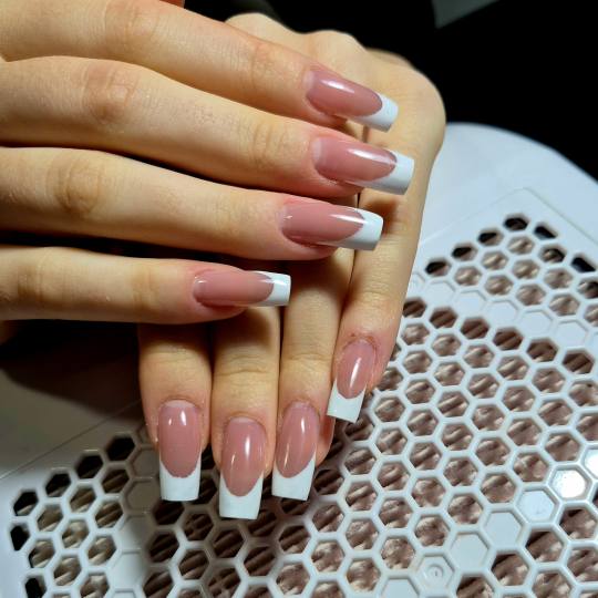 Krispy tattoo & nails #beograd Izlivanje noktiju Izlivanje noktiju gelom - L dužina Nokti-frenč/ko