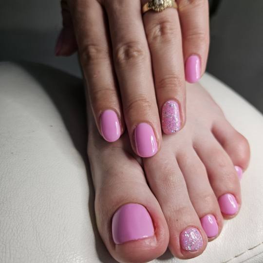 Beauty centar by Alex R #novisad Estetski pedikir Aparatni pedikir + trajni lak