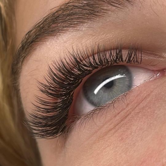 La Hermosa Beauty Studio #beograd Nadogradnja trepavica Nadogradnja svilenih trepavica - 1 na 1