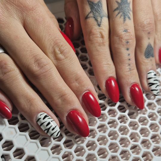 Krispy tattoo & nails usluga