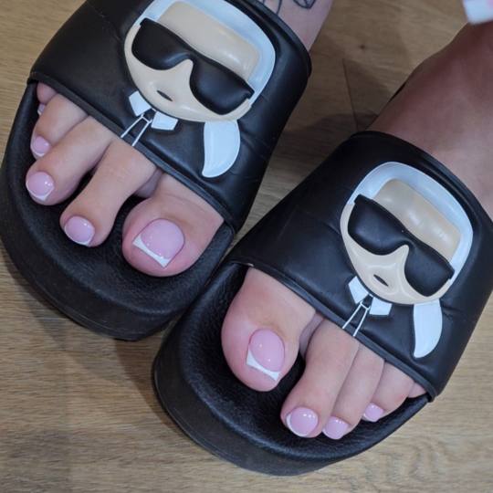 Elegance Touch #beograd Estetski pedikir Suvi ruski pedikir sa profi diskovima + frenč/boja(pete+no
