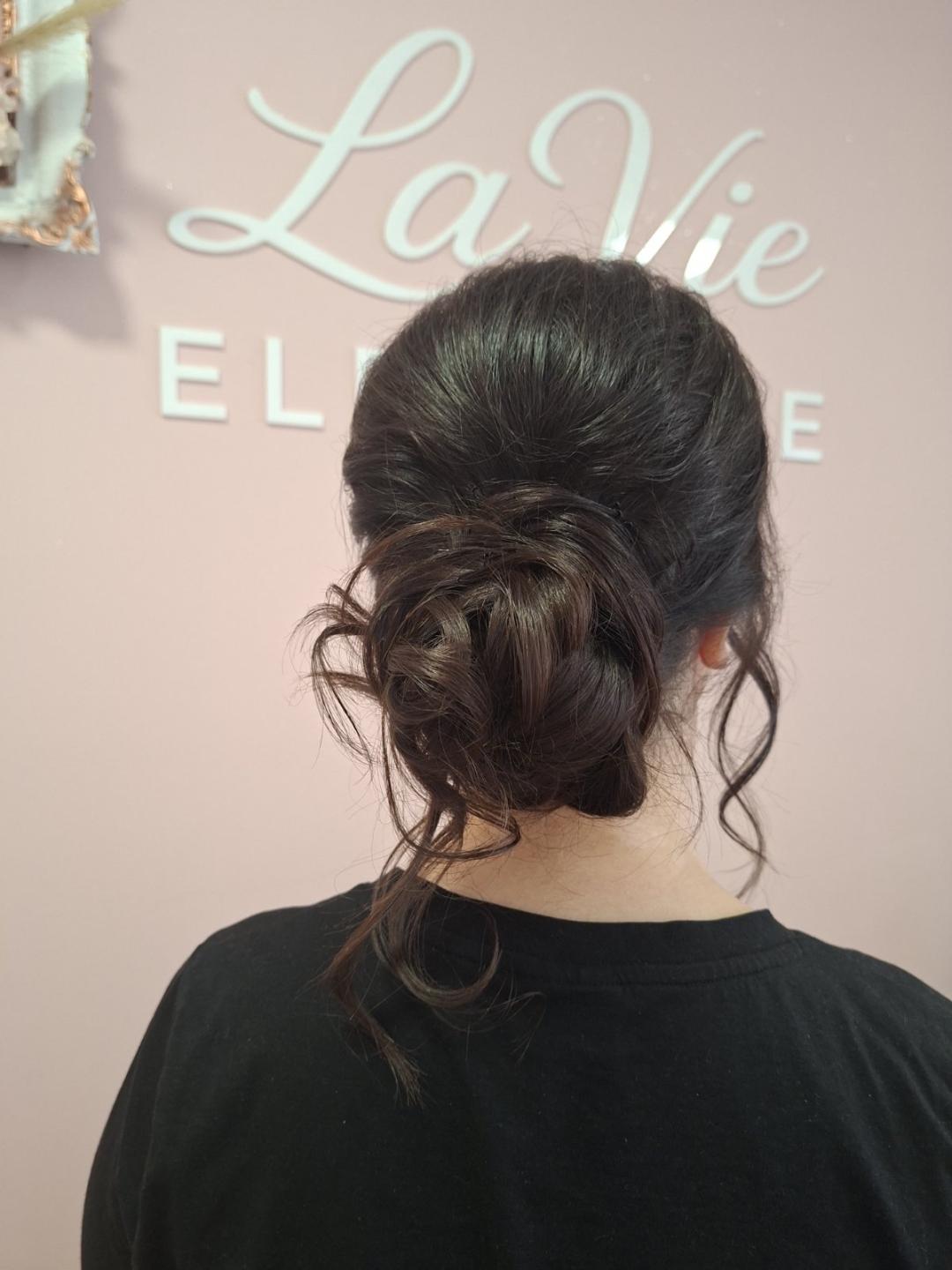 Svečana frizura lokne - punđa + lokne - La Vie Elegance, Niš Svečane i frizure za svadbu Frizerski saloni Svečane i frizure za svadbu, Niš, Medijana