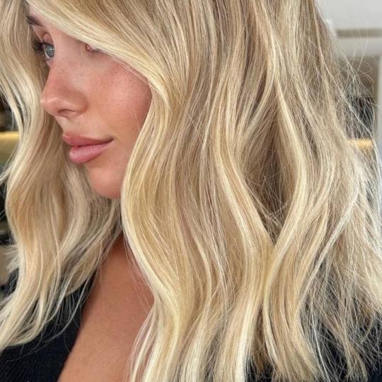 Esthetique Privé #beograd Ombre, sombre, balayage Balayage + Preliv +Feniranje + Šišanje +Black C