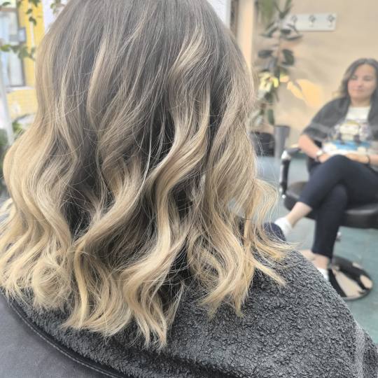Candy S #novisad Feniranje i stilizovanje Feniranje WAVES, na talase - kosa srednje dužine