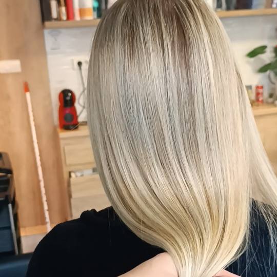 Travijata Donna #novisad Farbanje kose Balayage ili Farbanje izrastka + pramenovi blanšom + preliv 