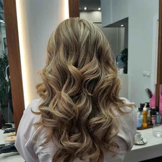 Claire #beograd Feniranje i stilizovanje Feniranje na talase duga kosa