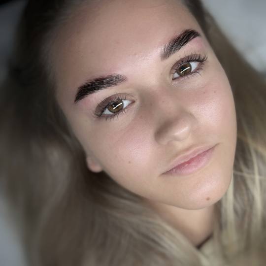 ElenA Studio #novisad Obrve Brow lift Na fotografiji je laminacija trepavica i laminacija obrva.