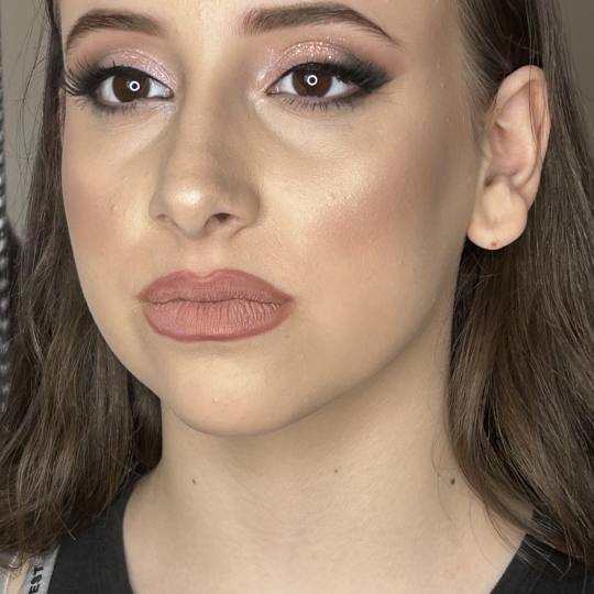 Ena beauty studio #nis Make-up / šminkanje Profesionalno šminkanje + veštačke trepavice